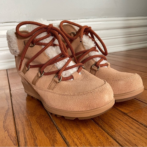 Sorel Tan Ankle Boots with White Faux Fur Lining Size 8 - Picture 2 of 11